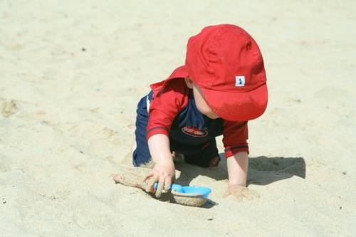 Ребенок играет с песком