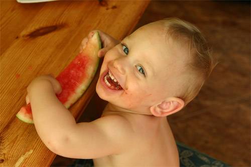Ребенок ест арбуз