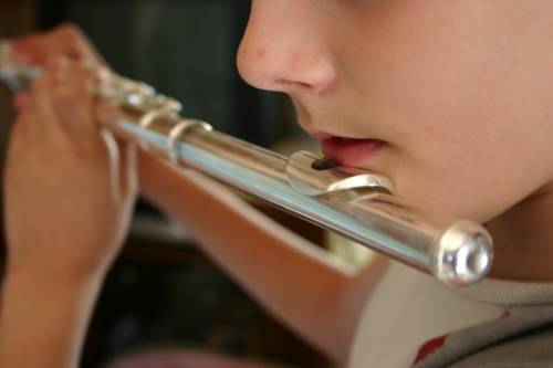 Мальчик играет на флейте